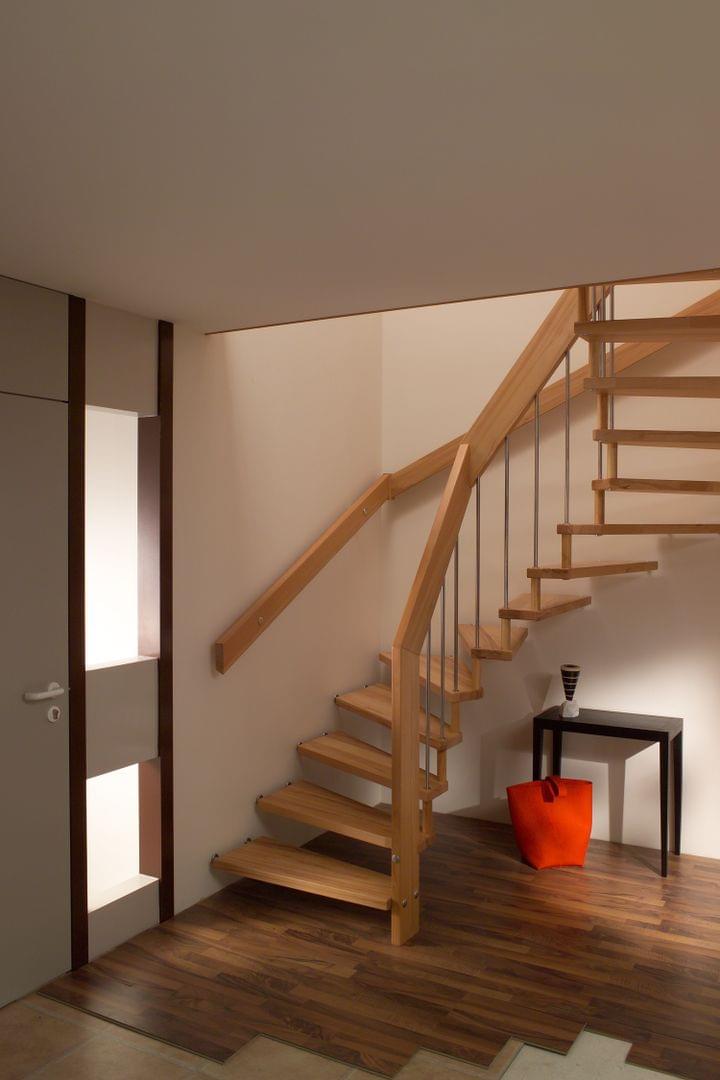 Treppe mit Wandhandlauf aus Holz für barrierefreies Wohnen